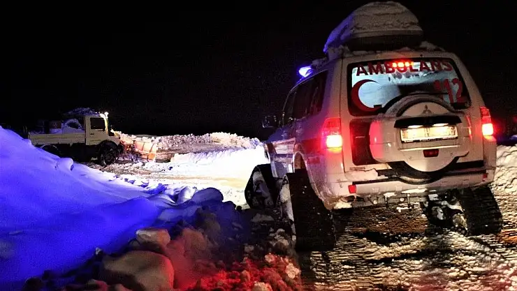 '(Özel) Elazığ´da kar yolları kapattı, rahatsızlanan Nazmiye nineye özel idare ekipleri 3 saatte ulaştı'