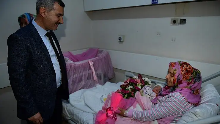 'Çınar, yeni yılın ilk bebeklerine ziyaret'