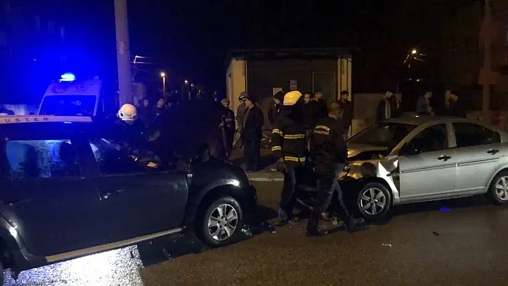 'Otomobil ile hafif ticari araç çarpıştı: 4 Yaralı'