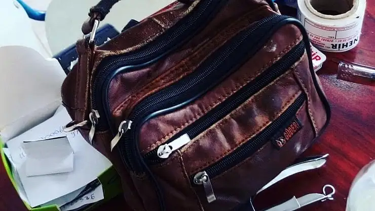 'Para dolu çantayı sahibine teslim etti'