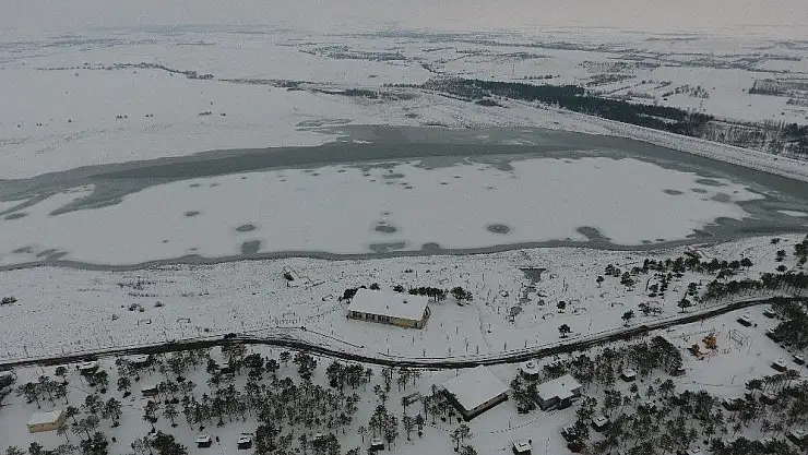 'Elazığ´da hava soğudu, baraj gölü dondu'