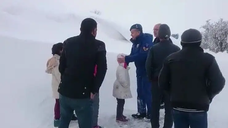'Kar nedeniyle öğrenciler mahsur kaldı, jandarma ekipleri yetişti'
