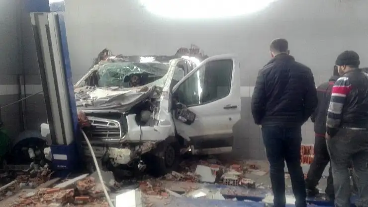 'Pikap, duvarı deldi: 2 yaralı'