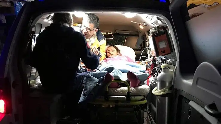 'Sağlık görevlileri hamile kadına karlı yolları aşarak ulaştı'