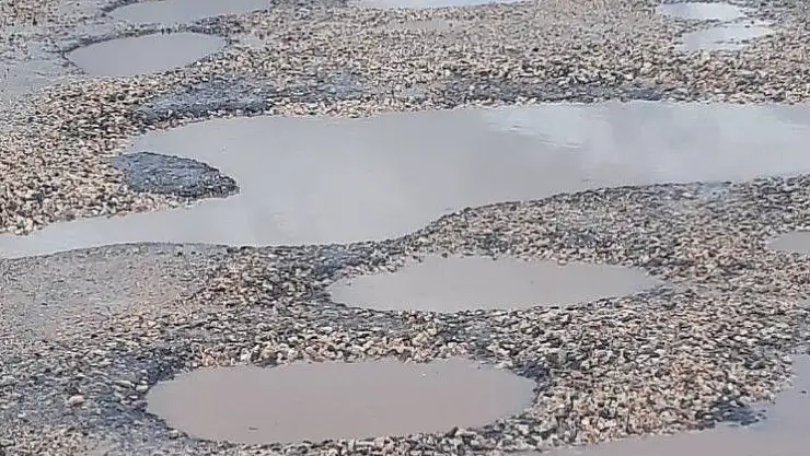 'Sofraz yolundaki çukurlar kazalara davetiye çıkartıyor'