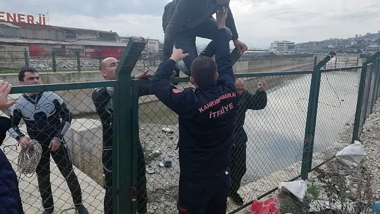 'Telefonunu almak isterken çamura saplandı'