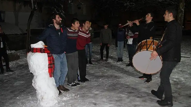 'Davul klarnet  eşliğinde kar keyfi'