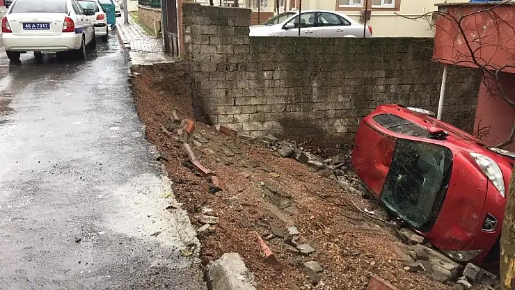 'İstinat duvarı çökünce park halindeki araç bahçeye uçtu'
