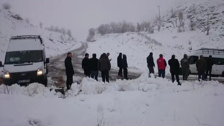 'Yolda mahsur kalan öğretmenlerin yardımına köylüler koştu'