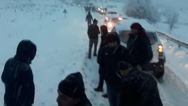 'Onlarca araç karlı yolda mahsur kaldı'