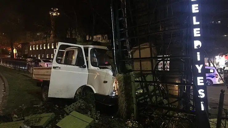 'Alkollü sürücü saat kulesine çarptı'