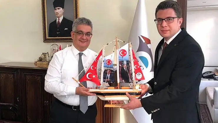 'Tutlu kadınlar dekoratif ahşap maket gemiler yapıyor'