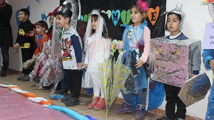 'Öğrenciler atık malzemelerle defile düzenledi'