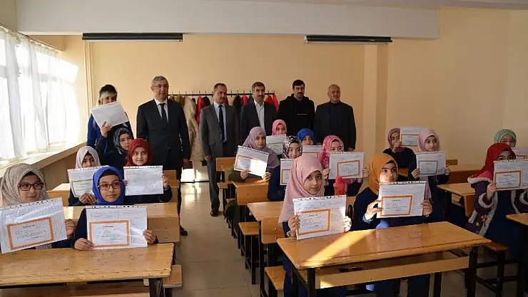 'Darende´de öğrencinin karne sevinci'