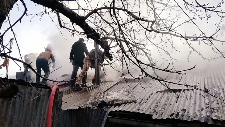 'Elazığ´da yangın, iki evin çatısı zarar gördü'