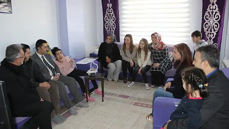 'Serebral Palsi Hastası öğrenci karnesini evinde aldı'