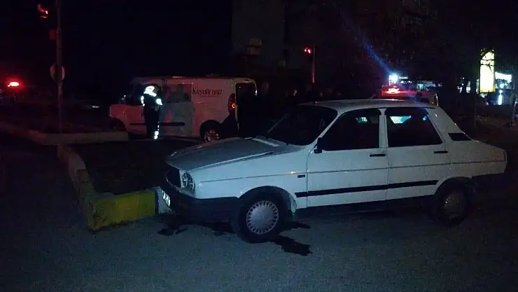 'Hafif ticari araç ile otomobil çarpıştı: 6 yaralı'