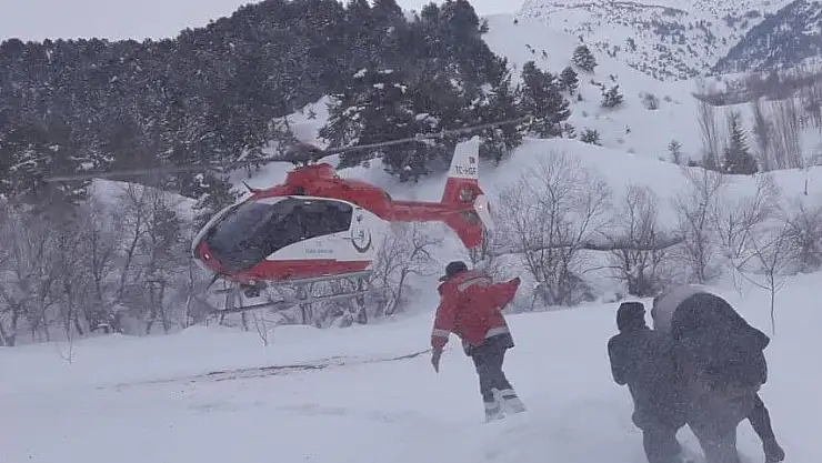 'Ambulans helikopter karlı bölgedeki hasta için havalandı'