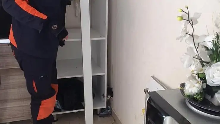 'Dolap, arasına sıkışan kedi kurtarıldı'