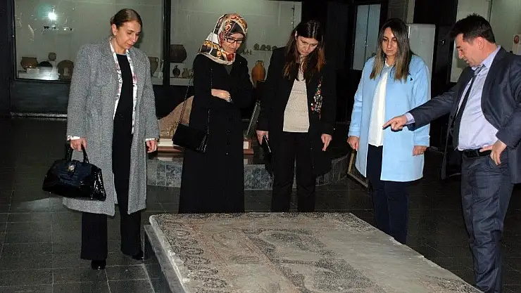 'Protokol eşleri müzeyi gezdi'