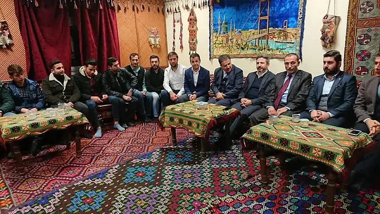 'AK Parti heyeti gençlerle buluştu'