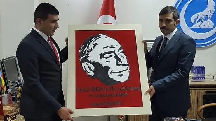 'Adıyaman Ülkü Ocakları Genel Başkan Ateş´e tablo hediye etti'