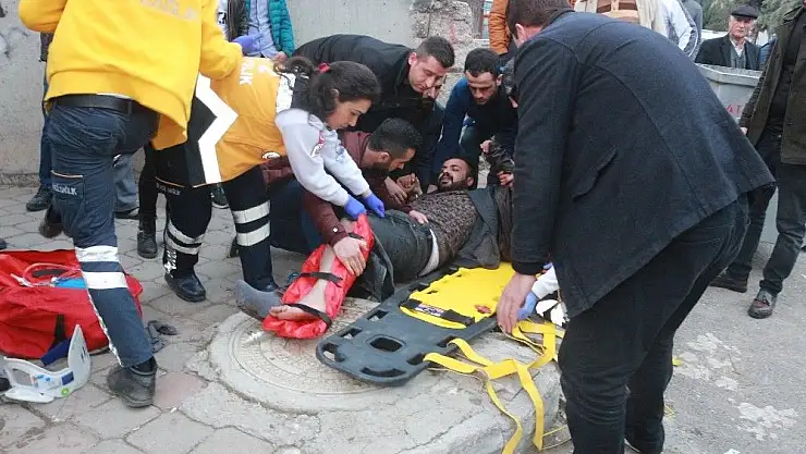 'Motosiklet ile otomobilin çarpışma anı kameralara yansıdı: 2 yaralı'