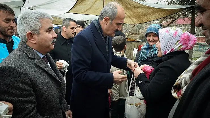 'Dulkadiroğlu Belediyesi pazarlarda bez torba dağıtıyor'