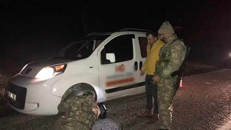 'Lastiği patlayan sürücünün yardımına jandarma ve köy korucuları koştu'