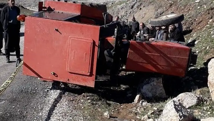 'Traktör devrildi: 4 yaralı'