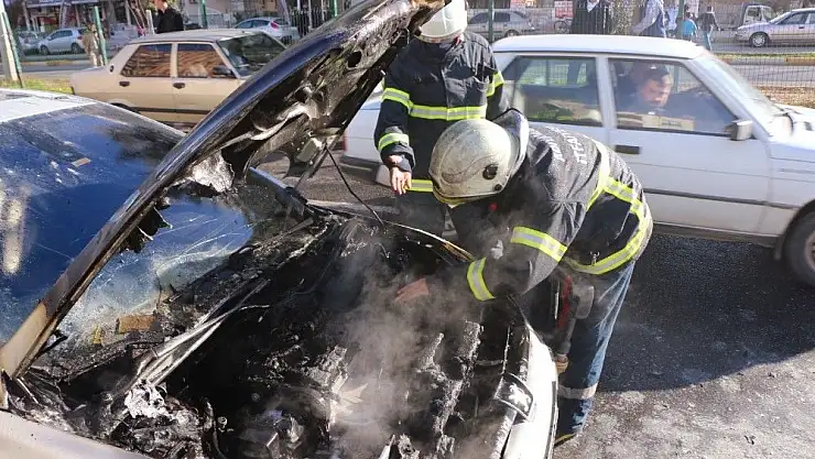'Seyir halindeki otomobil alev aldı'