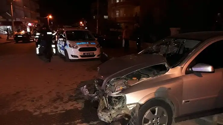 'Otomobiller çarpıştı: 2 Yaralı'