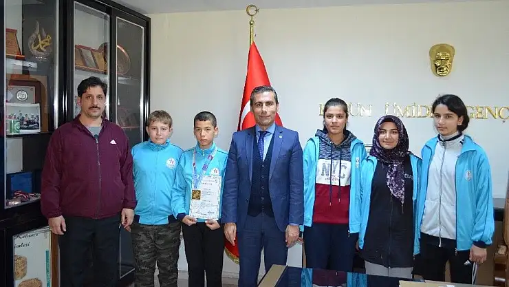 'Atıcılık sporcuları sevinçlerini Müdür Keleş ile paylaştı'