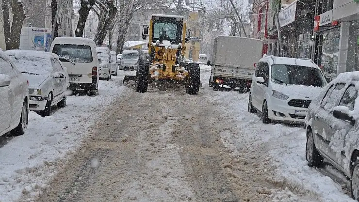 'Gölbaşı ilçesinde kar temizleme çalışmaları devam ediyor'