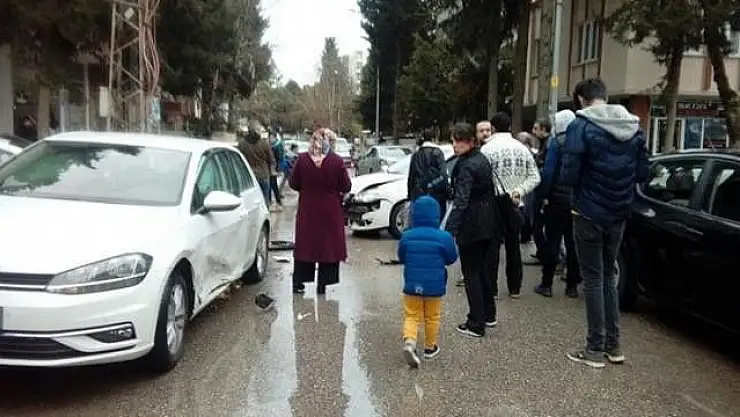 'İki otomobil çarpıştı: 1 Yaralı'