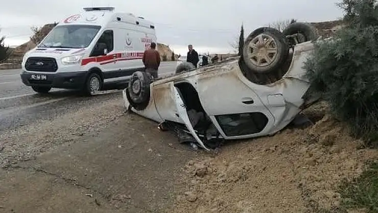 'Lastiği patlayan otomobil takla attı: 2 Yaralı'