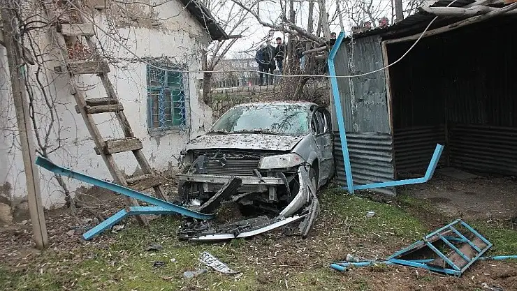 'Yoldan çıkan otomobil, eve çarptı bahçeye uçtu: 5 yaralı'