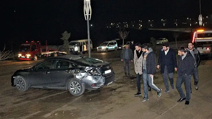 'Elazığ´da minibüs otomobile çarptı: 2 yaralı'