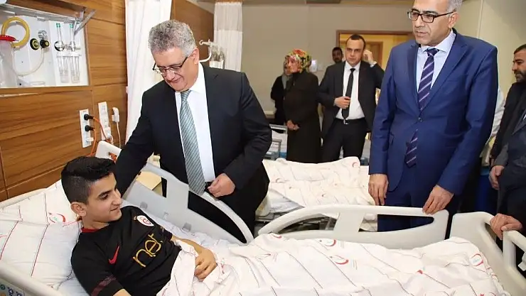 'Vali Pekmez civadan zehirlenen öğrencileri ziyaret etti'