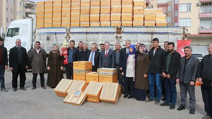 'Arı yetiştiricilerine kovan dağıtıldı'