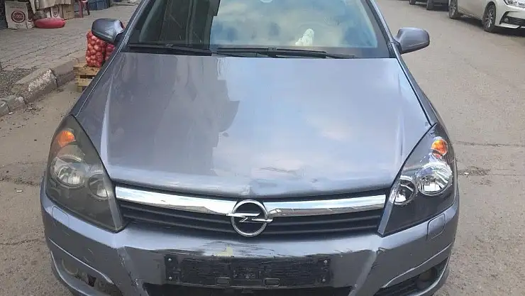 'Otomobil, ters yönden gelen elektrikli bisiklete çarptı: 2 yaralı'