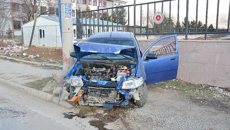 'Otomobil, önce duvara sonra direğe çarptı: 2 yaralı'