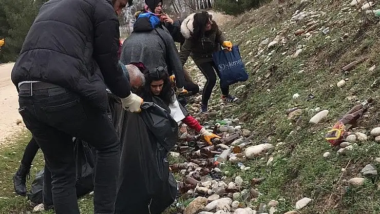 'Gençler ormanlık alanda çevre temizliği yaptı'