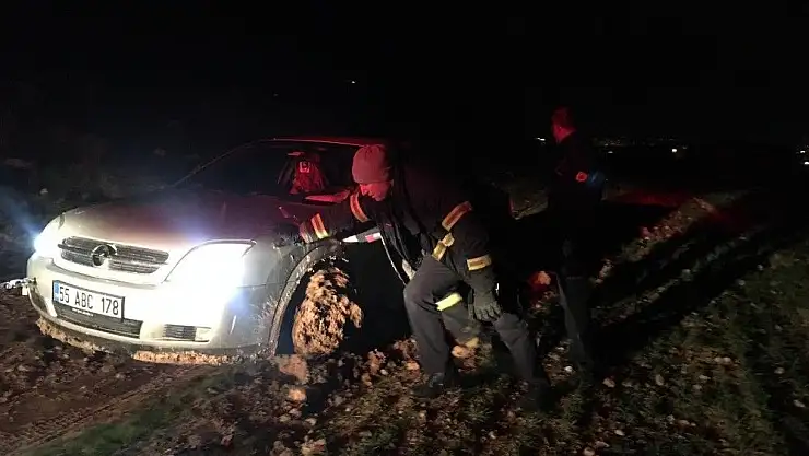 'Çamura saplanan otomobili itfaiye ekibi kurtardı'