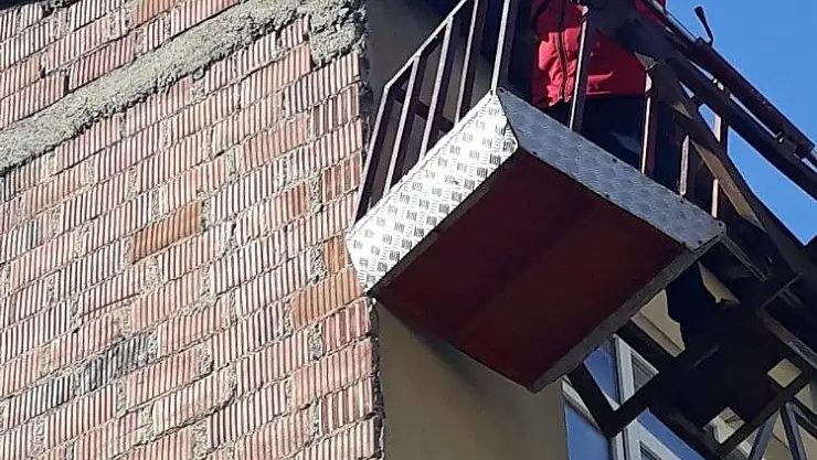 'Elazığ´da çatı boşluğuna sıkışan kedi kurtarıldı'