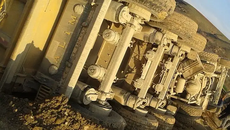 'Bozulan yolda kamyon yan yattı'