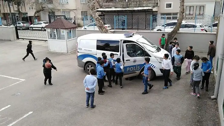 'Okul önünde otomobilin çarptığı öğrenci yaralandı'