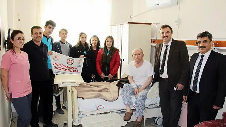 'Gençlerden hastalara moral ziyareti'