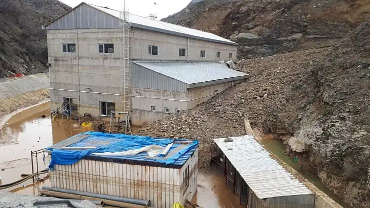 'Heyelan iş makinelerini yuttu'