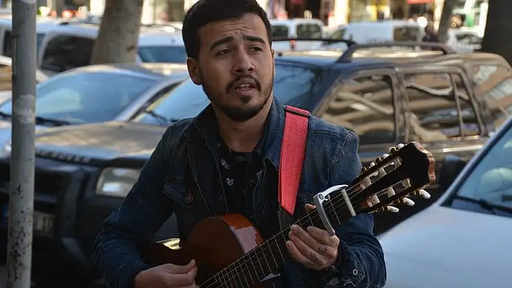 'Sokak müziği yaparak harçlığını çıkarıyor'